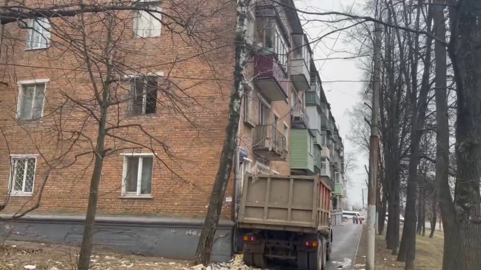 На Металлургов продолжается вывоз мусора из захламлённой квартиры