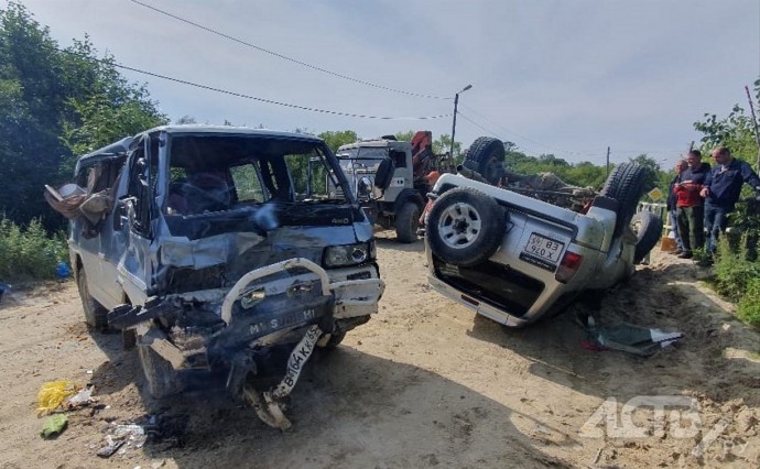 ДТП в Охинском районе: два авто перевернулись на грунтовой дороге