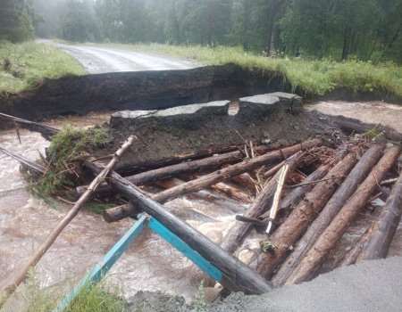 В Башкирии туристы застряли на дороге, где размыло мост