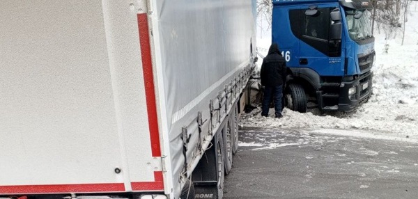 В районе Бурятии фура перекрыла федеральную трассу