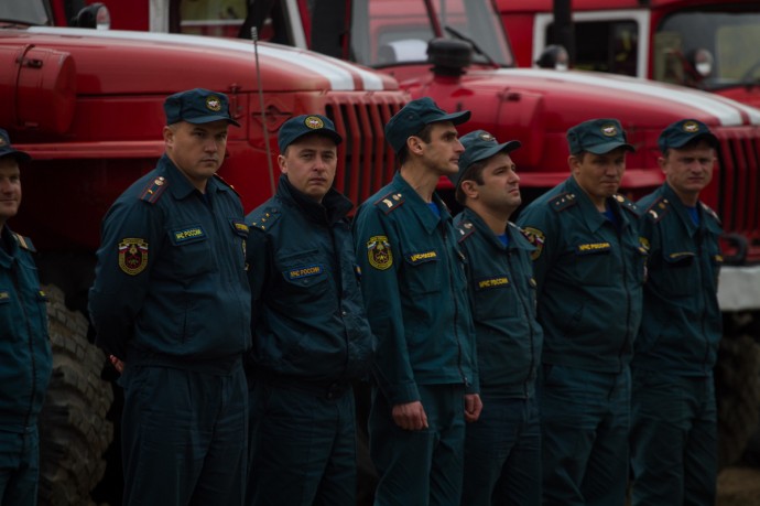 Один человек погиб при пожаре в многоэтажке в Москве, 8 спасли пожарные