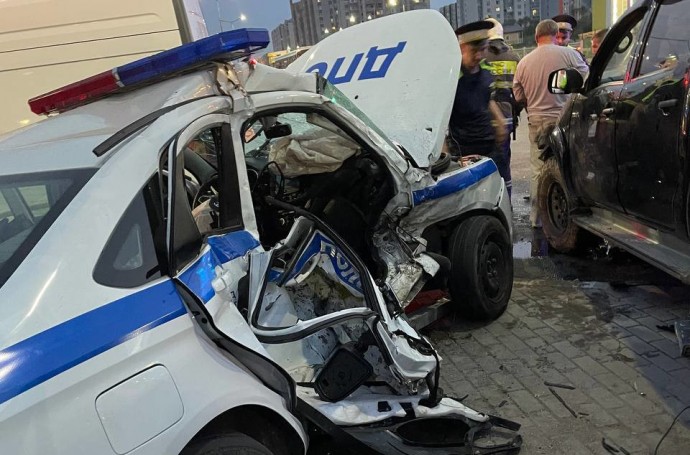 В Великом Новгороде в ДТП смяло автомобиль ДПС