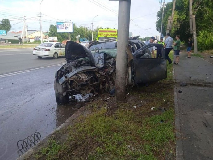 В Новосибирске автомобиль «Рено» влетел в световую опору