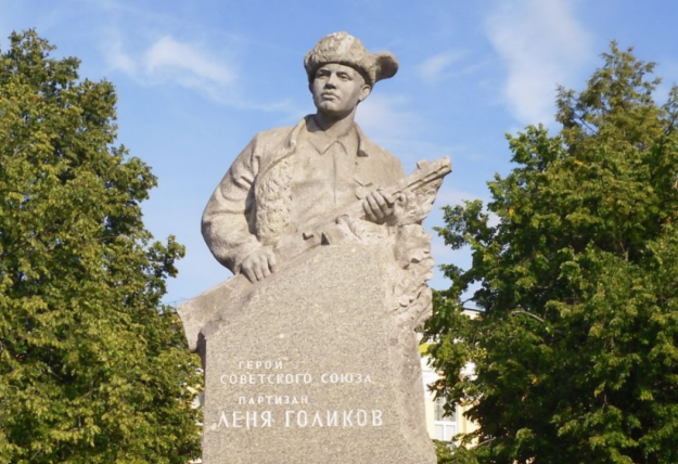 Сегодня в Великом Новгороде после реставрации откроют памятник Лёне Голикову