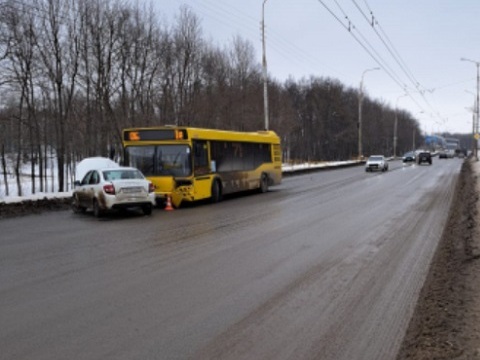 В Саранске водитель "Лады Гранты" не уступил дорогу пассажирскому автобусу