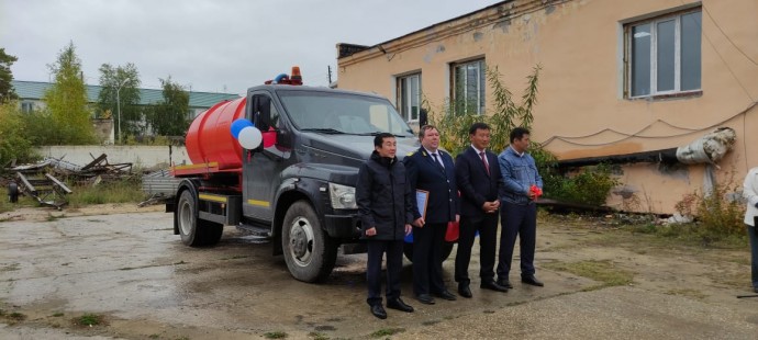 «Железные дороги Якутии» подарили водовозку Нахаринскому 2-му наслегу Мегино-Кангаласского улуса