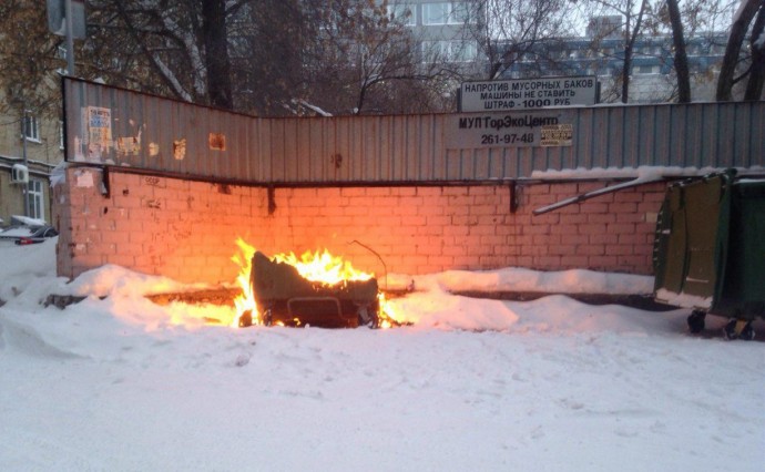 В Южно-Сахалинске кто-то поджёг мусорный контейнер