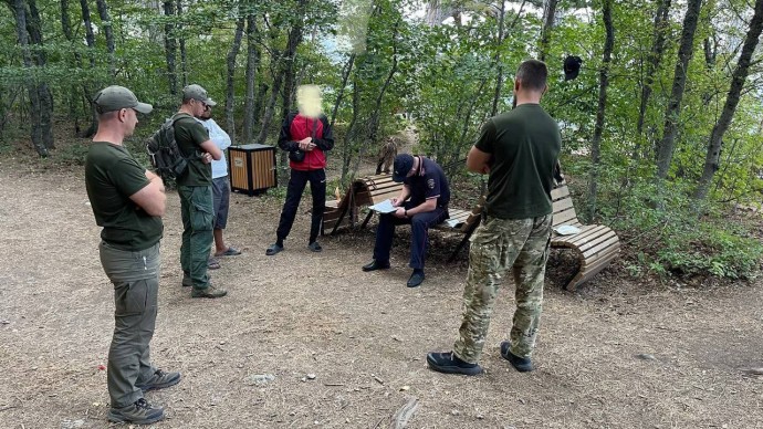 В Ялтинском заповеднике у фотоживодеров отобрали краснокнижных птиц