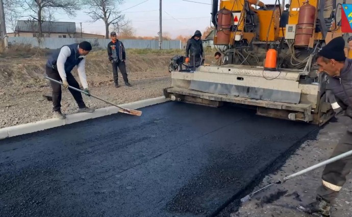 Новый асфальт укладывают в Углегорском районе