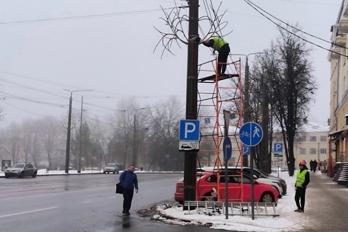 В Смоленске на улице Николаева ремонтируют подсветку