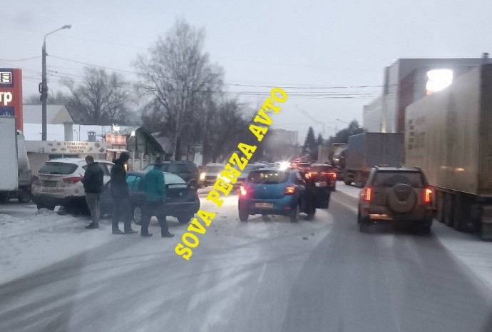 В Пензе из-за аварии встала в пробке улица Металлистов