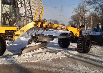 В Благовещенске ночью от снега и наледи избавят девять участков дорог