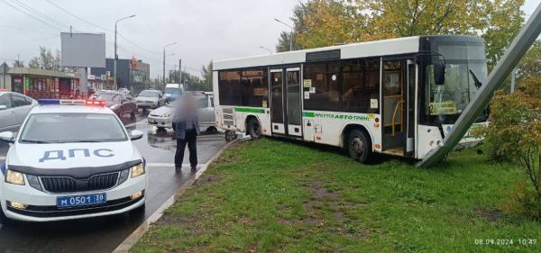 В Иркутской области автобус, уходя от столкновения с авто, врезался в световую опору