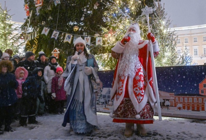 В Петербурге открыли новогодний сезон на Дворцовой, Конюшенной и Манежной площадях