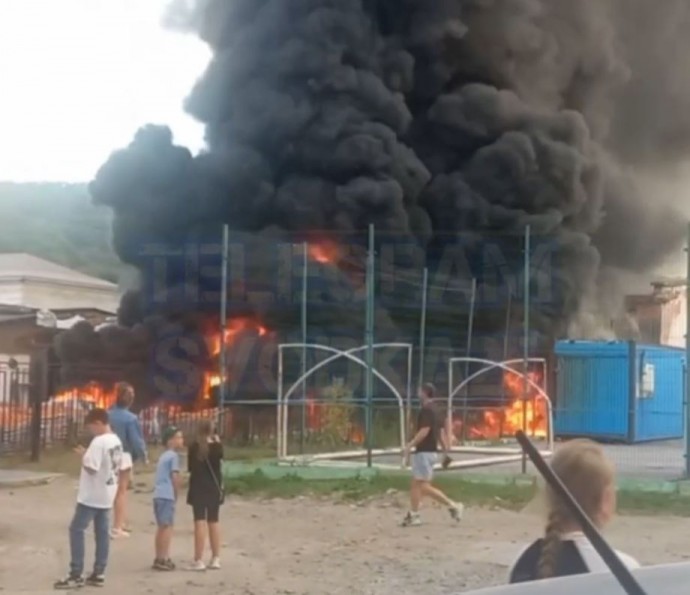 В Приморье крупный пожар вспыхнул рядом со школой