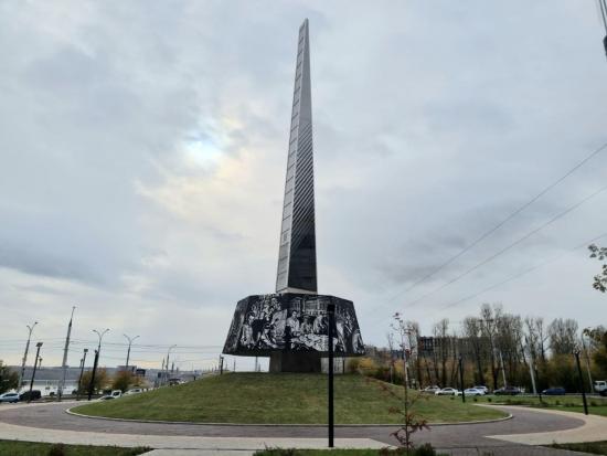 Покрытие стелы «Иркутск – город трудовой доблести» придется восстанавливать подрядчику