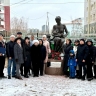 К памятнику кормящей матери в Якутске возложили цветы