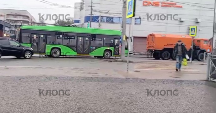 На буксире потащили в депо: в Калининграде новый троллейбус отработал всего несколько часов