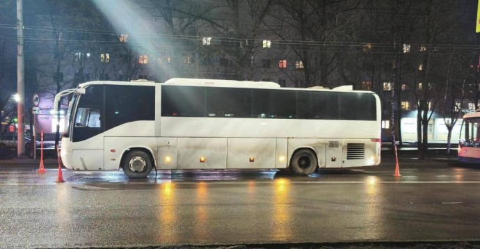 В Великом Новгороде пешеход нарушил ПДД и угодил под автобус