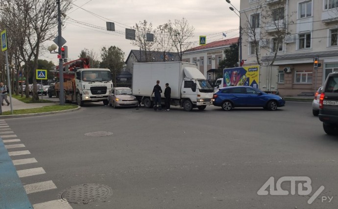 На перекрёстке в Южно-Сахалинске столкнулись сразу 4 авто