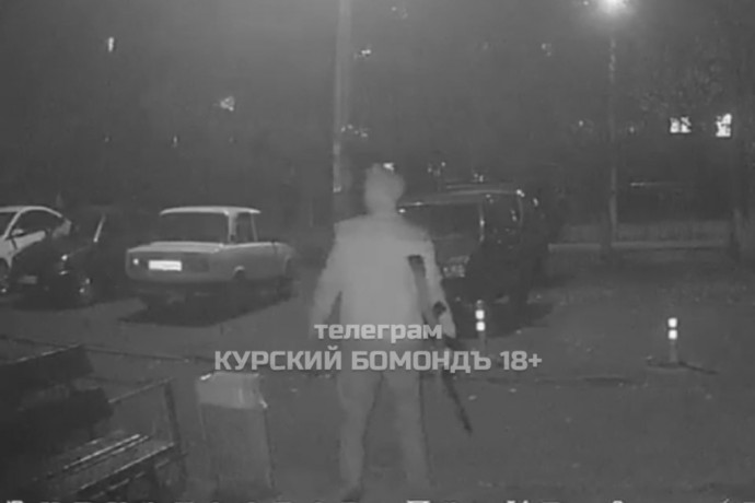 В Курске пьяный мужчина устроил возле подъезда дома стрельбу из автомата