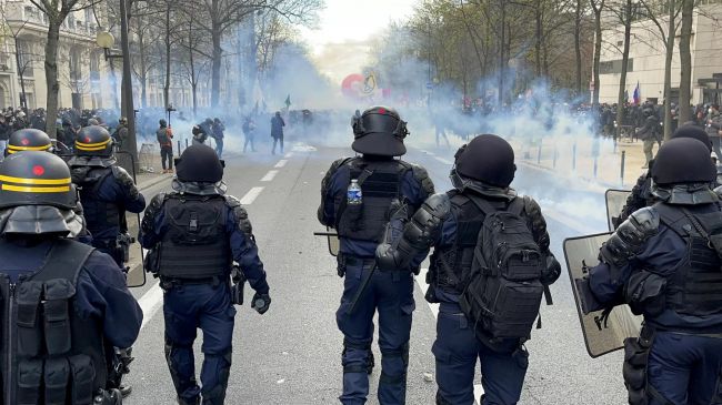 В Париже прошли протесты против политики Макрона