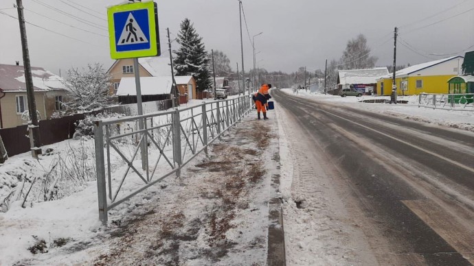 За сутки в Кировской области обработали 2,7 километра дорог