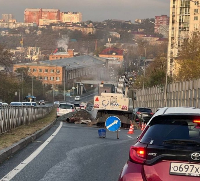 Все колом. Во Владивостоке образовалась пробка из-за порыва на дороге