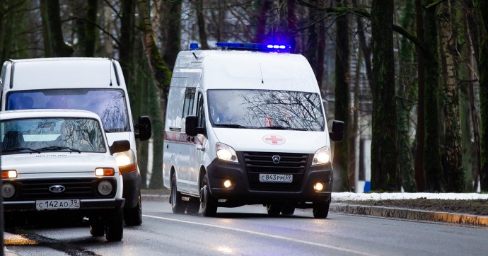 Мужчина упал со второго этажа с ребёнком на руках: в Багратионовском районе сгорел дом на семь семей