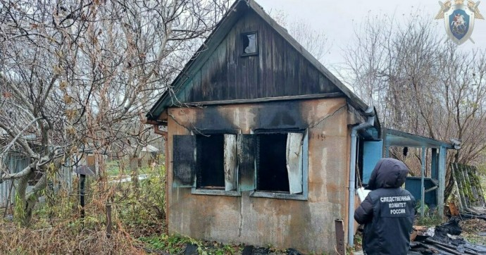 В Гусеве загорелся дачный домик, погиб 63-летний мужчина