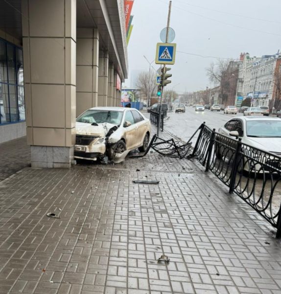 Авто врезалось в торговый центр в Астрахани