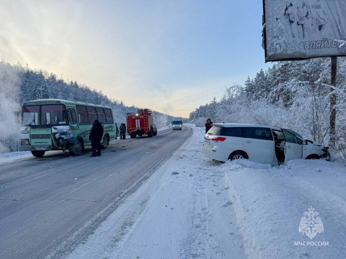 Автобус с пассажирами столкнулся с автомобилем в Якутске