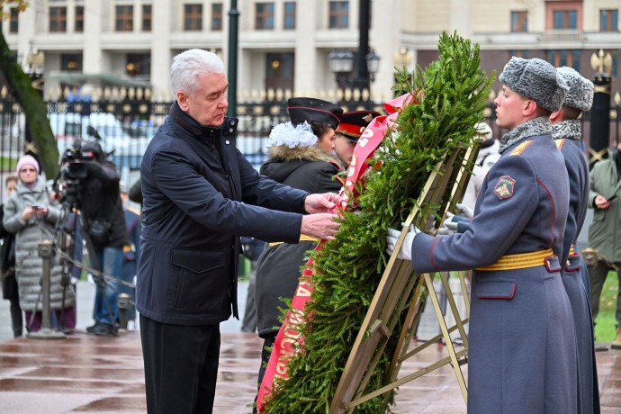 Возложение цветов к Могиле Неизвестного Солдата в честь парада 7 ноября 1941 года на Красной площади