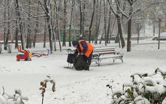 В Курске продолжается активная уборка дорог общего пользования