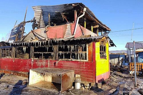 В Зее загорелся двухэтажный дом с гаражом