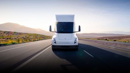 Пожарным пришлось потратить на тушение грузовика Tesla Semi почти 190 тысяч литров воды