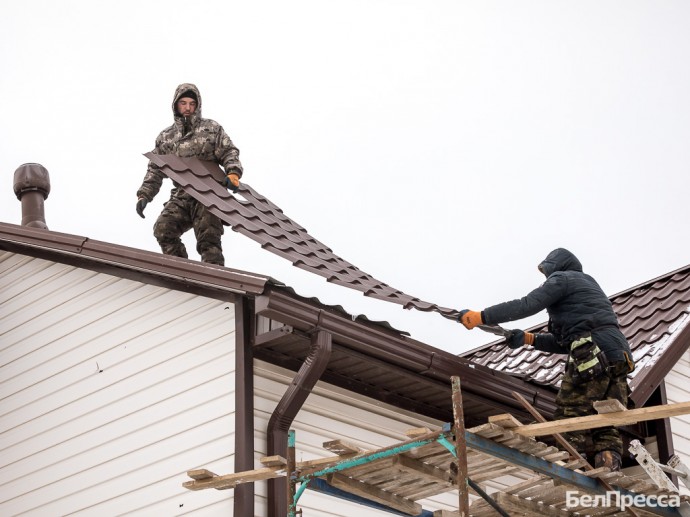 В Юго-Западном микрорайоне Белгорода продолжают восстанавливать дома после обстрелов