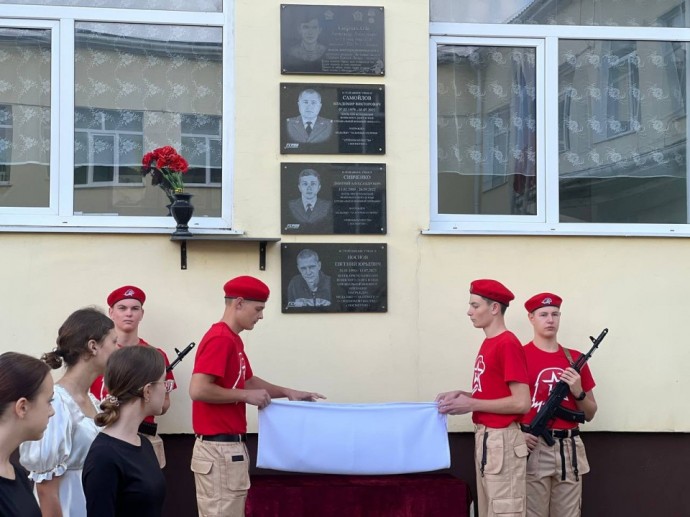 В Джанкое установили мемориальную доску в честь погибшего бойца СВО