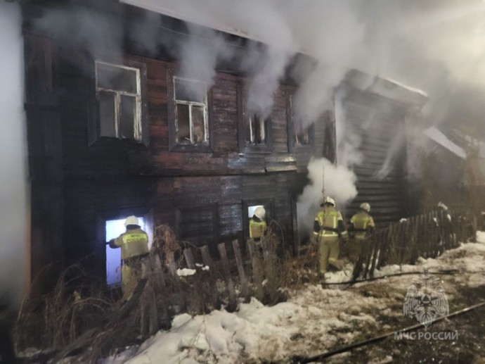 В центре Кирова загорелся нежилой деревянный дом