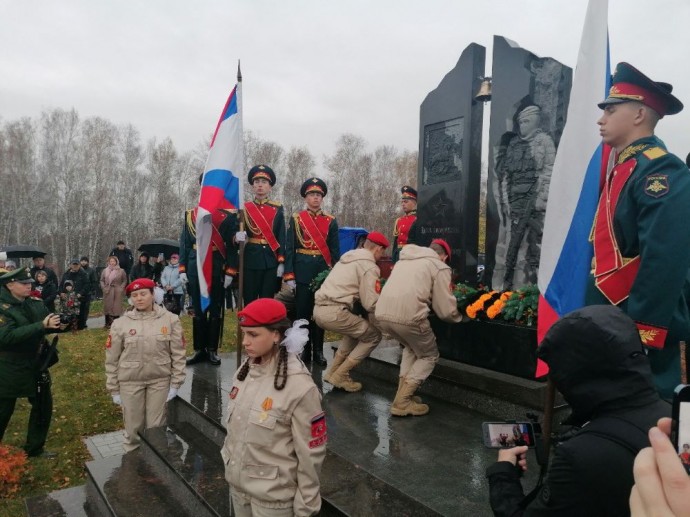 Памятную стелу погибшим участникам СВО открыли сегодня в Новосибирске