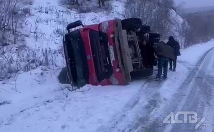 На Сахалине большегруз опрокинулся на скользком "Тёщином языке"