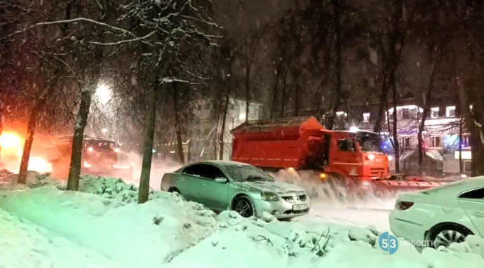 На борьбу со снегом на улицы Великого Новгорода вышло много спецтехники