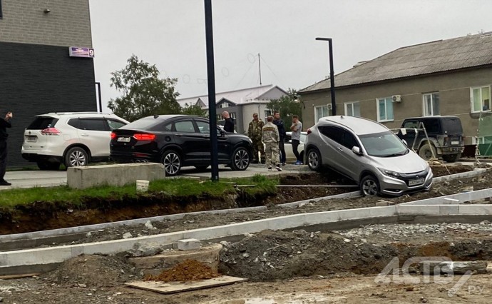 В Южно-Сахалинске автомобиль "нырнул" в недостроенный тротуар