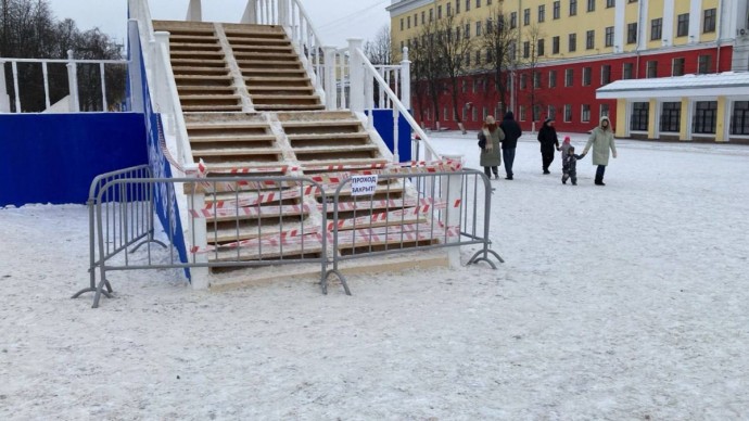 Симаков попросил не кататься на большой горке на Театральной площади