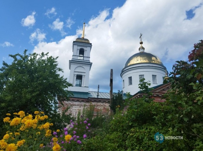 На берегу Видимирского озера возрождается прекрасный храм