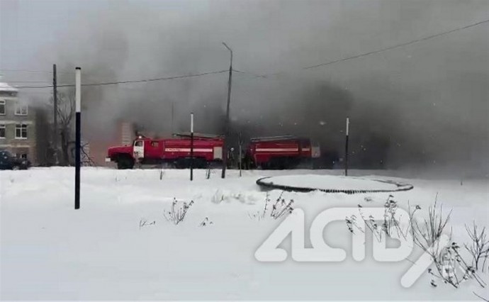 Шахтёрск в дыму: заброшенная школа загорелась в Углегорском районе