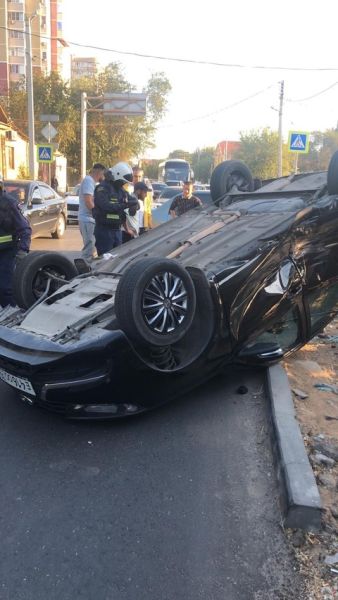 Водитель оказался в опасном положении после ДТП в Астрахани