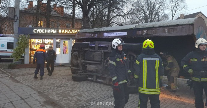 На пересечении проспекта Победы, Кутузова и Каштановой аллеи машина вылетела на остановку