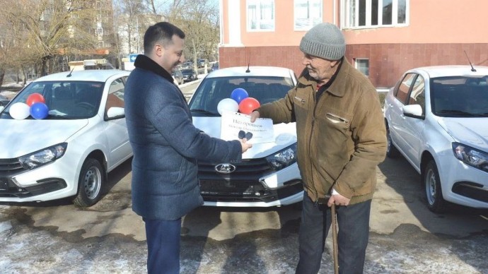 Восемь туляков, пострадавших на производстве, получили автомобили от тульского СФР