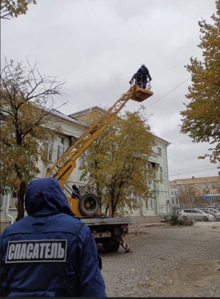 Шторм в Астрахани: последние новости от городских спасателей 